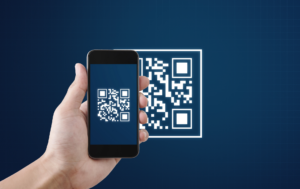 un téléphone avec un qr code