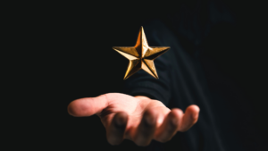 main qui tient une étoile pour viser la réputation d'une entreprise